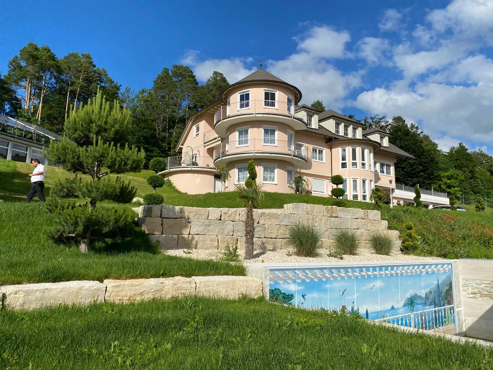 Repräsentative Villa mit Poollandschaft und gepflegter Aussenanlage